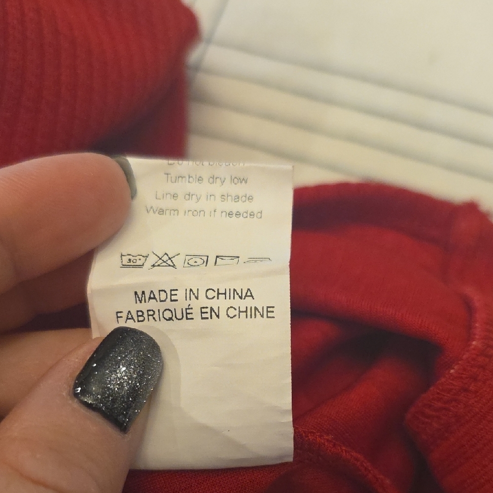 Chic Red Button-Front Crop Top - Picture 3 of 5